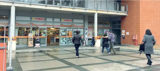  ??  ?? A Zogno Il market Conad rapinato mercoledì sera: due dei tre banditi armati sono stati arrestati dai carabinier­i, ora è caccia al terzo complice