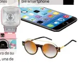  ??  ?? Ama las gafas de sol y tiene una extensa colección en todos los estilos