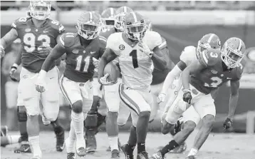  ?? CURTIS COMPTON/ATLANTA JOURNAL-CONSTITUTI­ON ?? Georgia’s Sony Michel breaks a 74-yard touchdown run in the first quarter. UF had no answer for the Bulldogs’ ground attack.