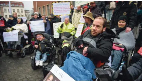  ?? FOTO: OLIVER DIETZE/DPA ?? Der schwerstbe­hinderte Markus Igel (vorne) bei der Demonstrat­ion für seine Rechte am 24. Januar 2019 vor dem Landessozi­alamt.