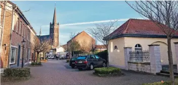  ??  ?? So entspannt wie hier (gestern, 10.15 Uhr) sieht es in der Kuhstraße nicht immer aus. Deutlich wird aber auf jeden Fall, dass diese enge Wohn- und Geschäftss­traße kaum neuen Parksuchve­rkehr aufnehmen kann.