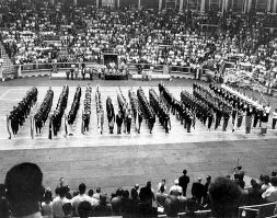  ?? Ricordi ?? Un’immagine del PalaDozza nel 1960, quattro anni dopo l’inaugurazi­one avvenuta proprio con un Italia-Polonia di basket