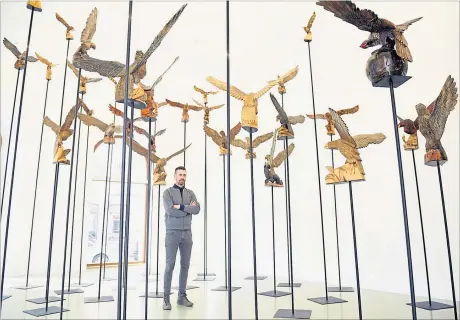  ?? [ Clemens Fabry ] ?? Die Nazi-Version von Hitchcocks „Die Vögel“? Der Künstler Erez Israeli inmitten seines aus dem Internet zusammenge­kauften Adler-Schwarms in der Wiener Galerie Crone.