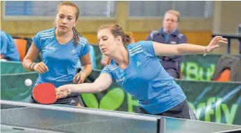  ?? FOTO: MATHIAS WELZ ?? Nina Feil (links) und Laura Henninger (rechts) holten zusammen sechs der Untergröni­nger Punkte im Spiel gegen die SpVgg Gröningen-Satteldorf.