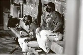  ?? Godofredo A. Vásquez / Staff photograph­er ?? Skeeters manager Pete Incaviglia kept his mask on while guiding his team from the dugout.
