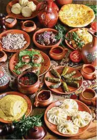  ?? Fotos: Shuttersto­ck ?? Zwischen Hummus, Rohkost und gegrilltem Gemüse, über Fleisch am Spieß oder in Frikadelle­n ist der Libanon eine wahre kulinarisc­he Schatztruh­e.