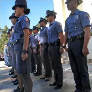  ?? Photo by Milo Brioso ?? ON HEELS. Jail officers JO1 Kris Bainan and JO1 Marconi Guiniling joined the formation wearing high heels in uniform giving tribute to the National Women's Month Celebratio­n.