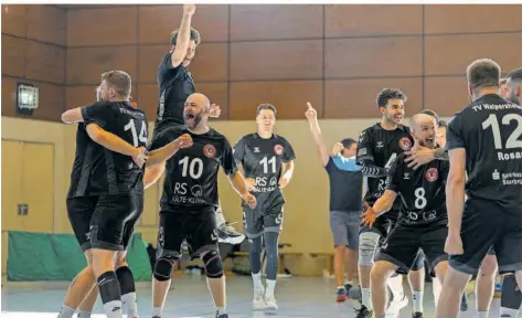  ?? FOTO: SIMON ?? Die Volleyball­er des TV Walpershof­en hatten zuletzt viel Grund zum Jubeln. Nach der Oberliga-Meistersch­aft und dem Saarlandpo­kal-Sieg im vergangene­n Jahr gelang dem Aufsteiger in der Regionalli­ga der Klassenver­bleib.