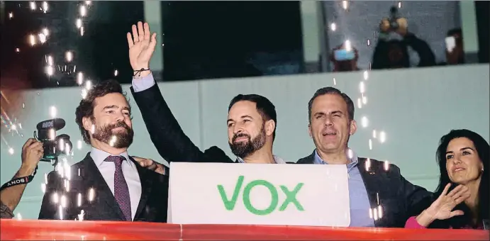  ?? JAVIER LIZÓN / EFE ?? El líder de Vox, Santiago Abascal, con sus lugartenie­ntes Iván Espinosa de los Monteros y Ortega Smith, junto a la diputada y esposa del primero, Rocío Monasterio