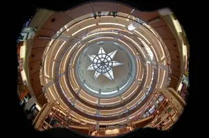  ??  ?? FOLLOW A STAR... The Dubai Mall ceilings are built with designs from the contempora­ry architectu­re.