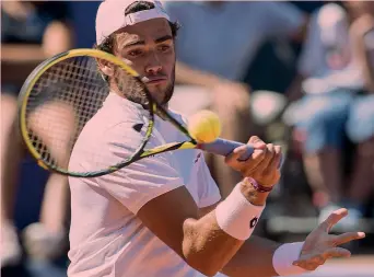  ??  ?? Matteo Berrettini, 22 anni, nel 2018 vanta 10 vittorie e 12 sconfitte. Ora la prima semifinale Atp EPA