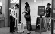  ?? GAO ERQIANG / CHINA DAILY ?? Passengers go through a security checkpoint upon entering Shanghai Pudong Internatio­nal Airport on Monday.