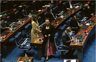  ??  ?? Senadora Kátia Abreu apareceu com saia feita com gravatas de 30 colegas do Senado