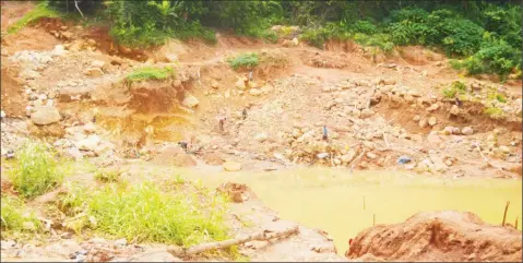  ??  ?? An active mining pit at the foot of Mazoa Mountain.