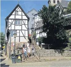  ??  ?? An der Ruhr-Promenade kann man Tretund Paddelboot­e mieten. ausgelatsc­hte Stufen geht es zur Altstadt hoch.