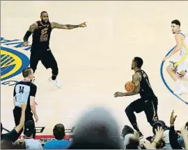  ?? LACHLAN CUNNINGHAM / AFP ?? LeBron James le dice a J.R. Smith que tire, pero se fue hacia atrás