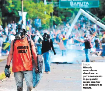  ??  ?? Miles de venezolano­s abandonan su patria con apenas lo que pueden cargar para huir de la dictadura de Maduro.
