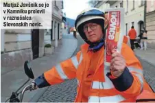  ??  ?? Matjaž Javšnik se je v Kamniku prelevil v raznašalca Slovenskih novic.