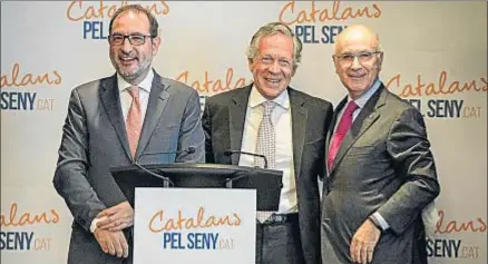  ?? ROSER VILALLONGA ?? Espadaler y Duran, con el presidente de Catalans pel Seny, Joan Corominas