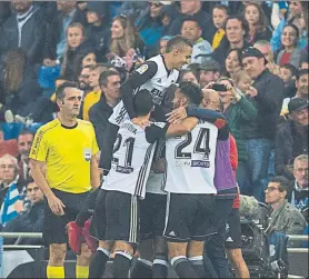  ??  ?? El Valencia ganó al Espanyol y sigue el ritmo del Barça en la Liga FOTO: PERE PUNTÍ