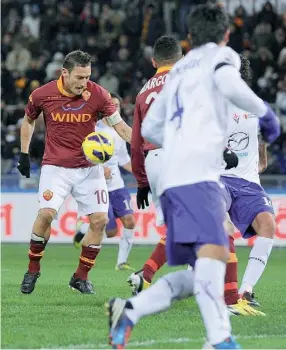  ?? (Ansa) ?? Protagonis­ta Francesco Totti, 36 anni, 221 gol in serie A (2 ieri alla Fiorentina), a 4 reti da Gunnar Nordahl