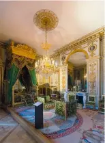  ??  ?? À droite, la chambre de l’empereur ornée d’un lit sculpté et doré, où Napoléon tenta de se suicider en 1814.