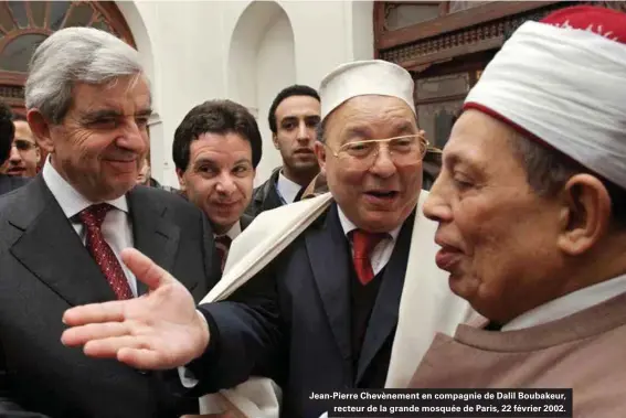  ??  ?? Jean-pierre Chevènemen­t en compagnie de Dalil Boubakeur, recteur de la grande mosquée de Paris, 22 février 2002.