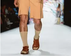  ?? Foto: dpa ?? Männerbein­e mit hochgezoge­nen Socken in Sandalen? Was mancher Hipster und Avantgarde Designer liebt, ist für Stilexpert­en immer noch ein No Go.