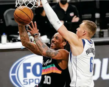  ?? Kin Man Hui / Staff photograph­er ?? Demar Derozan failed to land an All-star spot despite averaging 19.8 points and a career-high 6.9 assists, but he’s making the case for a lucrative long-term deal from the Spurs even as they get younger around him.