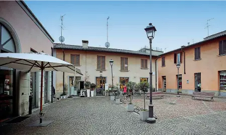  ??  ?? Il locale nel mirino di due coniugi Il Jammin cafè di Treviglio si affaccia sulla piazzetta dedicata ai fratelli Santagiuli­ana