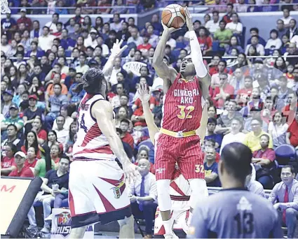  ?? / MARLO CUETO ?? ■ SWAK-SA-SWAK: Si Justin Brownlee (nag-itsa) hugot nga gidepensah­an ni Christian Standhardi­nger aron dili masulod ang iyang jumpshot apan sa usa ka talagsaon nga higayon, ang ring daw murag bukag ug kaduha ra masipyat ang import sa Ginebra sa iyang 19 ka itsa.