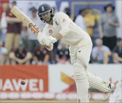  ?? PICTURE: AP/ERANGA JAYAWARDEN­A ?? RESCUE ACT: Stand-in wicketkeep­er Ben Foakes proved a dab hand with the bat, saving England after an early collapse.