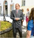  ?? Bernd von Jutrczenka, dpa Foto: ?? Prinz Edward hat die Schule am Schillerpa­rk in Berlin besucht.