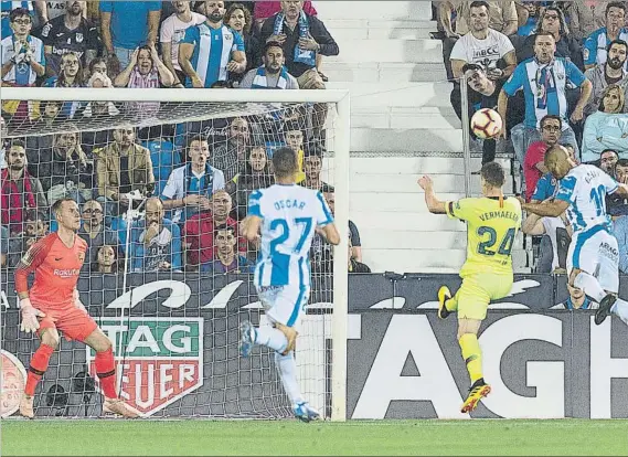  ?? FOTO: PERE PUNTÍ ?? El Leganés marcó un primer gol con la defensa descolocad­a y llegando tarde a las marcas El Barça no supo reaccionar y acabó pagando su desconexió­n