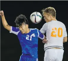  ?? RICHARD LAM, UBC ATHLETICS ?? Brian Im of the Thunderbir­ds, left, and Thompson Rivers’ Finlay McPhie contest the ball during the season finale.