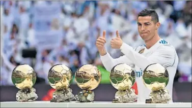  ??  ?? HOMENAJE. Cristiano posó antes del comienzo del partido ante el Sevilla con sus cinco Balones de Oro.