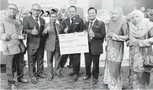  ?? ?? BANGGA: Pengetua SMK Rancha-Rancha, Wan Azman (kiri) dan Sapri (empat kanan) bersama mantan Pengarah JPN Labuan, Raisin Saidin (tiga kiri) dan Ketua Penolong Pengarah SSTP Labuan, Awang Marten Datuk Haji Abdul Rahman (dua kiri) serta Pengawai SSTP Labuan.