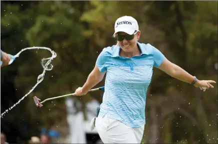  ?? THINUS MARITZ/SUNSHINE TOUR ?? MAKING A SPLASH: Ashleigh Buhai during the 2018 South African Women’s Open at Westlake.