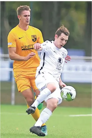  ?? FOTO: FALK JANNING ?? Turus Christian Krone (rechts) behauptet den Ball gegen TSV-Mittelstür­mer Sebastian van Santen.