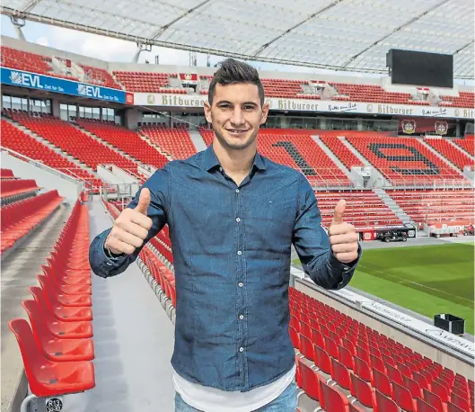  ?? @BAYER04_ES ?? Felicidad. Alario, en el estadio del Leverkusen. “Esto es algo totalmente distinto a lo que estaba acostumbra­do a vivir”, cuenta.