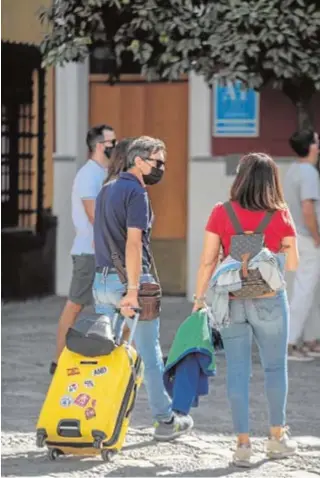  ?? RAÚL DOBLADO ?? Turistas en el Casco Histórico de Sevilla