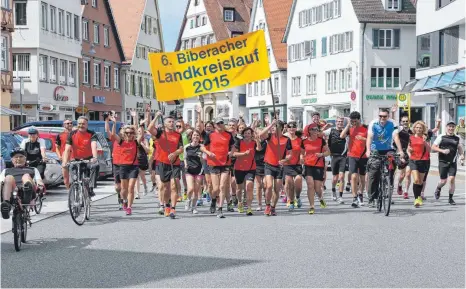  ?? SZ-FOTO: GERD MÄGERLE ?? So wie 2015 soll es auch am 24. Juni wieder sein: Der Zieleinlau­f des Landkreisl­aufs führt über den Biberacher Marktplatz