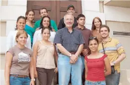  ??  ?? EN ESTA IMAGEN, del verano de 2006, posa junto a estudiante­s de la Escuela de Arquitectu­ra de la UPR que formaron parte de investigac­ión para el libro Mira la mar, Miramar.