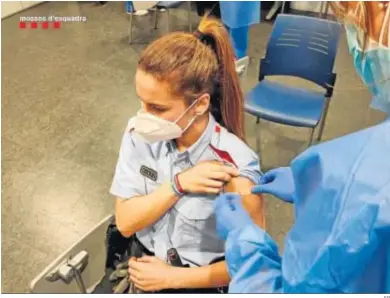  ?? EP ?? Una agente de los Mossos recibiendo ayer la vacuna contra el coronaviru­s en Lérida.