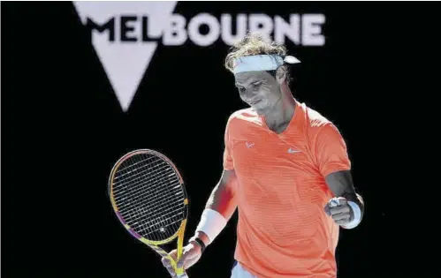  ?? //EFE ?? Nadal hace un gesto de rabia durante su partido en el estreno en el Open de Australia ante Laslo Djere