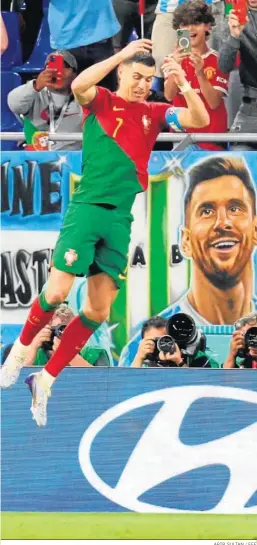  ?? ABIR SULTAN / EFE ?? Cristiano Ronaldo celebra su gol con una pancarta de Messi al fondo.