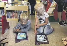  ??  ?? TESTET: Martin Høgsveen og Linnea Thorsen Solheim fra Maurtua barnehage testet gladelig de nye nettbrette­ne da barnehagen var på bibliotekt­ur tidligere i uka.