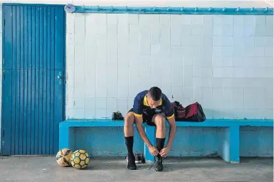  ??  ?? Solidão. Depois de seis meses sem receber, Bruno Henrique treina em Suzano à espera de um trabalho