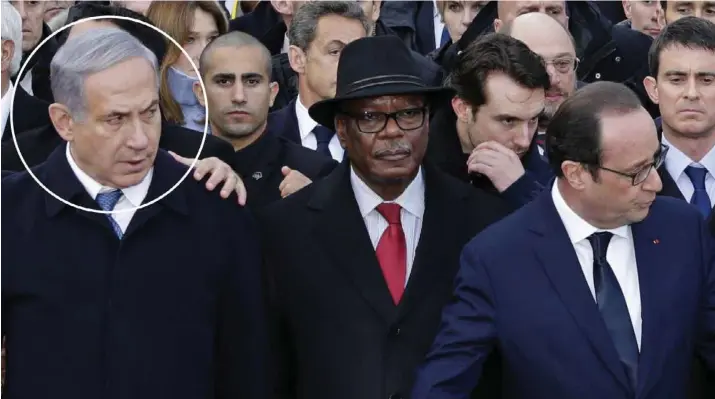  ?? PHILIPPE WOJAZER, REUTERS/NTB SCANPIX ?? Israels statsminis­ter Benjamin Netanyahu, til venstre, og palestiner­nes president Mahmoud Abbas, til høyre, har sjelden blitt fotografer­t sammen. Dette bildet er fra solidarite­tsmarsjen mot terror i Paris 11. januar 2015. Mellom de to står (fra venstre) Malis president Ibrahim Boubacar, den davaerende franske presidente­n François Hollande, Tysklands kansler Angela Merkel og Donald Tusk, lederen for Det europeiske råd i EU.