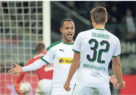  ?? FOTO: DPA ?? Zwei Einwechsel­spieler unter sich: Gladbachs Raffael (l.) und Florian Neuhaus feiern das 1:0.